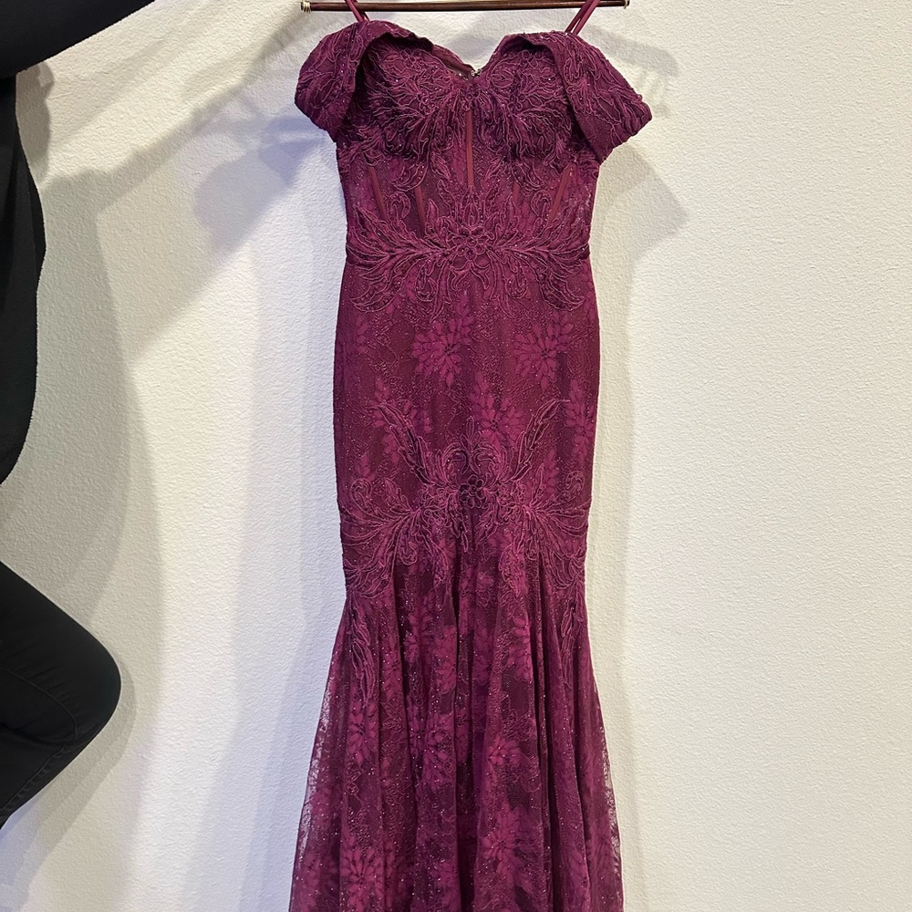 Elegant Burgundy Lace Evening Gown